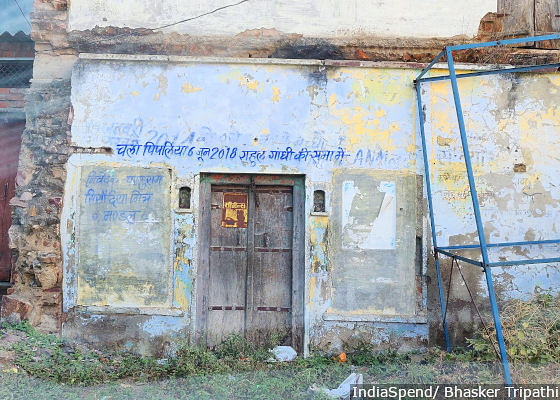 A dilapidated building reads a message to farmers of Budha village in Mandsaur district of MP.&nbsp; &nbsp;
