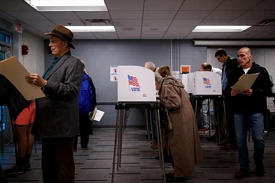 WASHINGTON, Nov. 7, 2018 (Xinhua) -- People vote during the midterm elections at a polling station in Bethesda, Maryland, Nov. 6, 2018. The U.S. Republican Party on Tuesday managed to maintain a Senate majority in the 2018 midterm elections, according to projections from multiple U.S. news outlets. (Xinhua/Ting Shen/IANS)