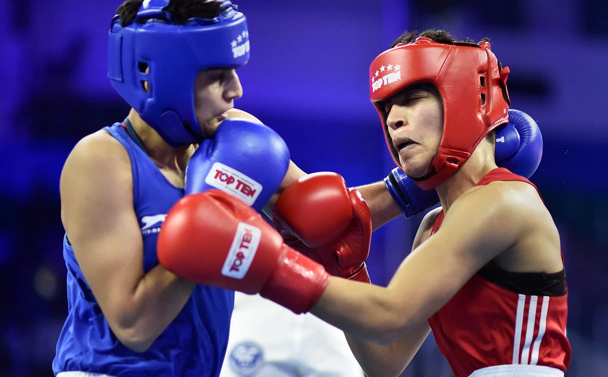 Sonia fights against Doaa Toujani at the World Boxing Championship. 