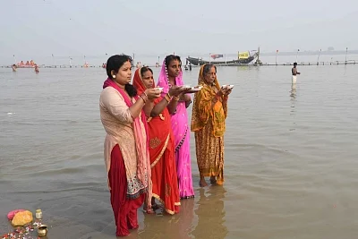Patna: Women perform rituals at Ganga river during