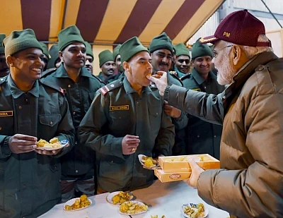 Harsil: Prime Minister Narendra Modi celebrates Diwali with the jawans of the Indian Army and ITBP at Harsil, in Uttarakhand on Nov 7, 2018. (Photo: IANS/PIB)