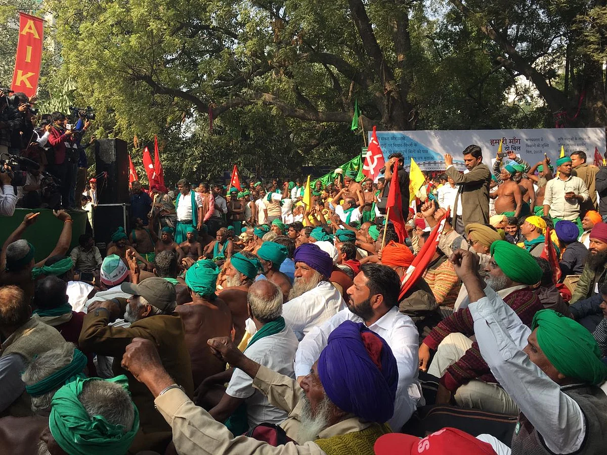 Farmers reach Jantar Mantar to carry forward the second day of protests.