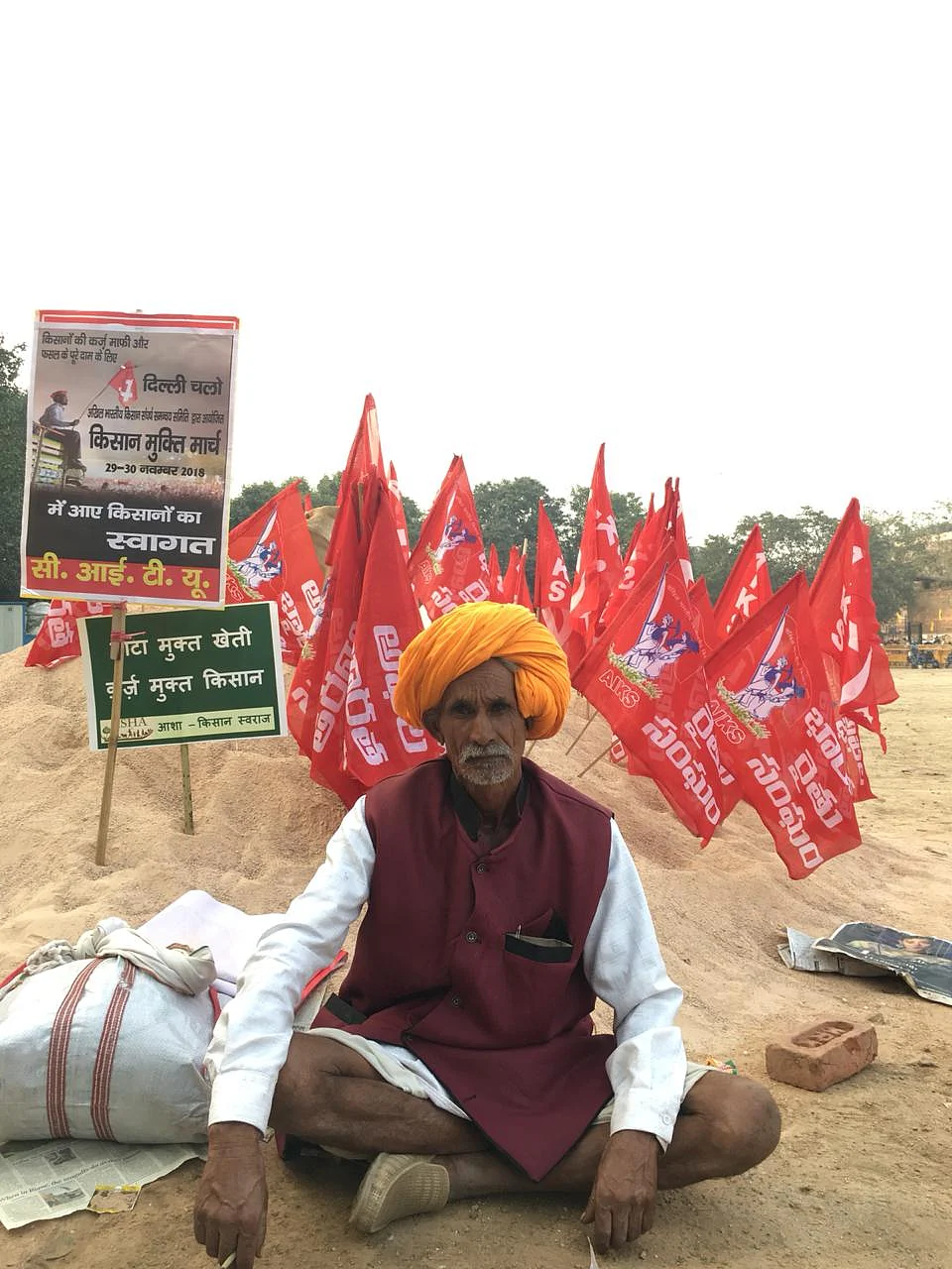 Govt Only Favours Industrialists: Rahul, Kejriwal at Kisan Rally