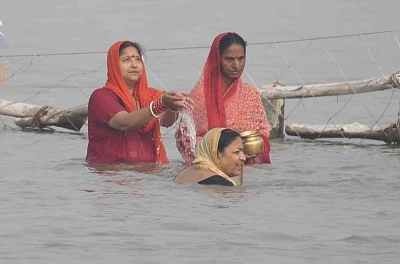 Patna: Women perform rituals at Ganga river during