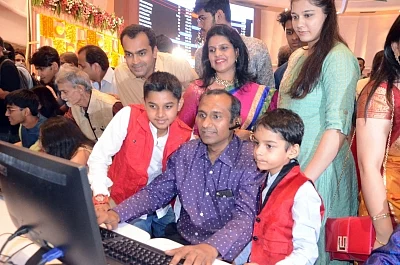 Mumbai: Traders during the one-hour long Muhurat trading on Diwali at BSE in Mumbai on Nov 7, 2018. (Photo: IANS)