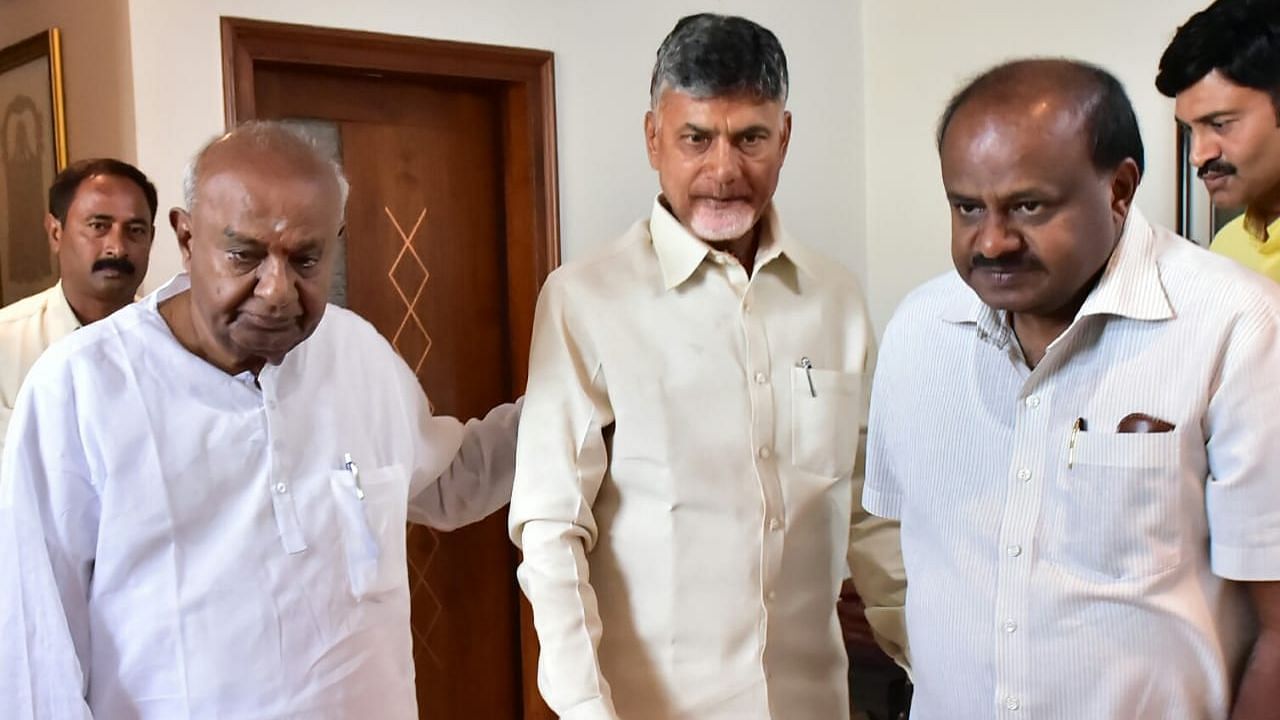 JD(S) HD Deve Gowda with Andhra CM Chandrababu Naidu and Karnataka CM HD Kumaraswamy.