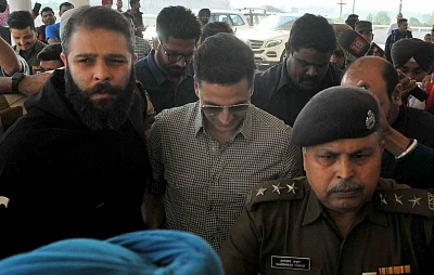 Chandigarh: Actor Akshay Kumar arrives at Chandigarh International Airport after appearing before the special investigation team (SIT) of the Punjab Police in connection with an alleged deal mediated by him between controversial godman Gurmeet Ram Rahim and former Punjab Deputy Chief Minister Sukhbir Singh Badal, on Nov 21, 2018. (Photo: IANS)