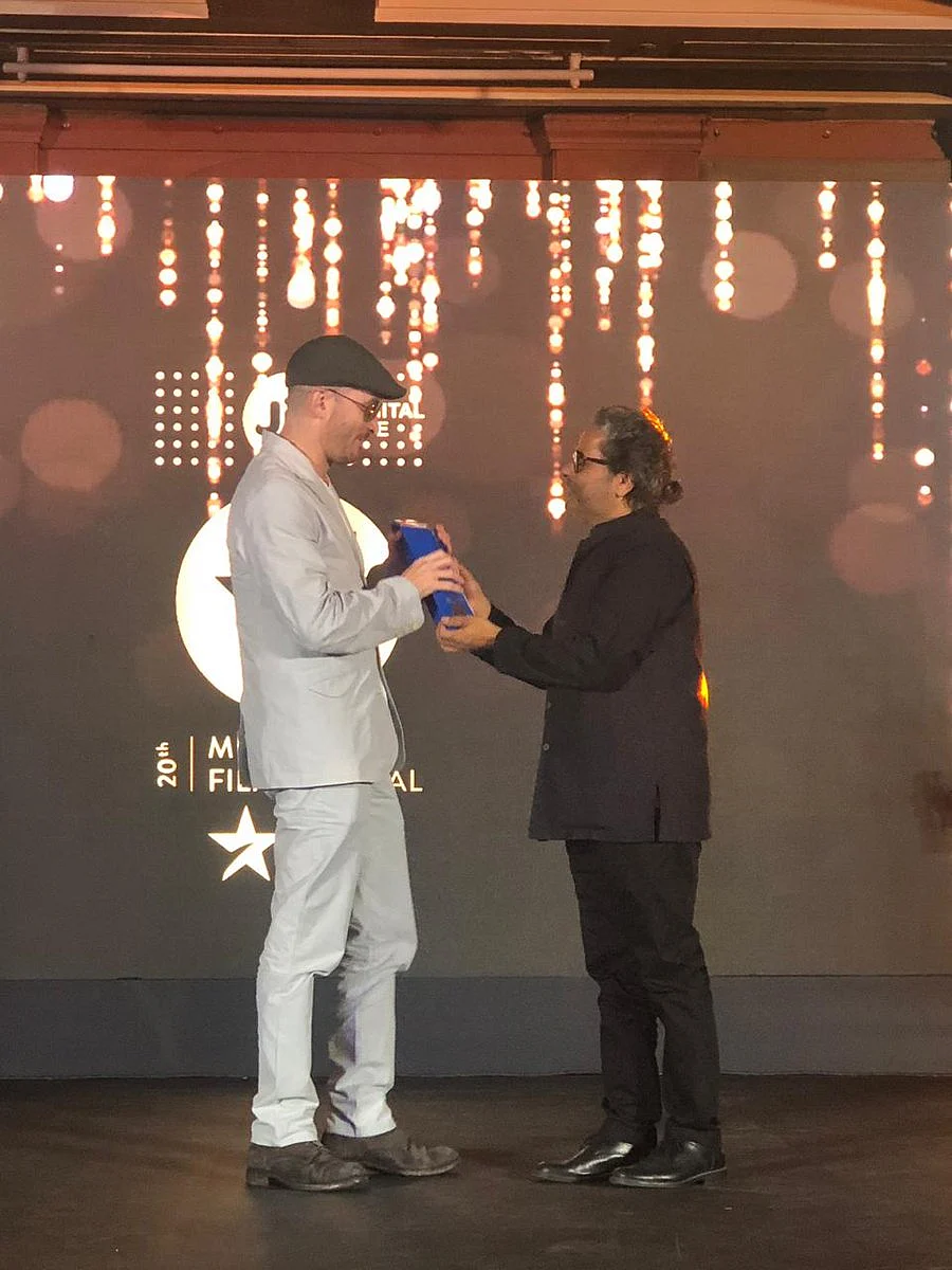 Vishal Bhardwaj presenting the Excellence in Cinema Award to American filmmaker Darren Aronofsky.
