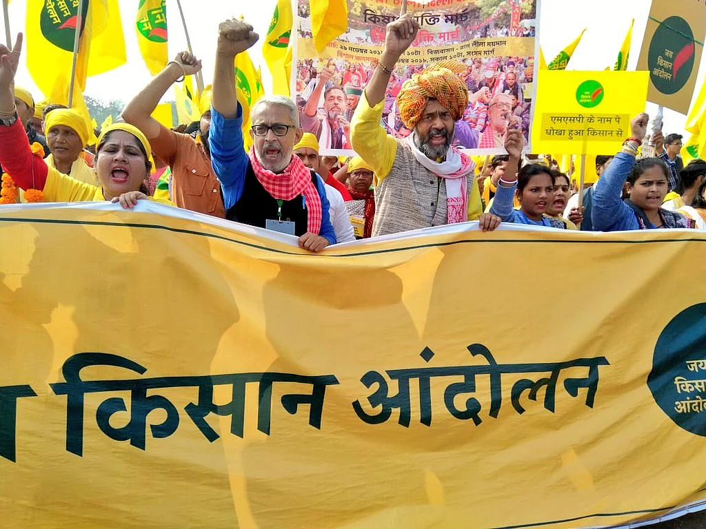 Govt Only Favours Industrialists: Rahul, Kejriwal at Kisan Rally