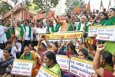 Bengaluru: BJP leaders B.S. Yeddurappa, R. Ashok and other leaders of the party stage a demonstration against the state government