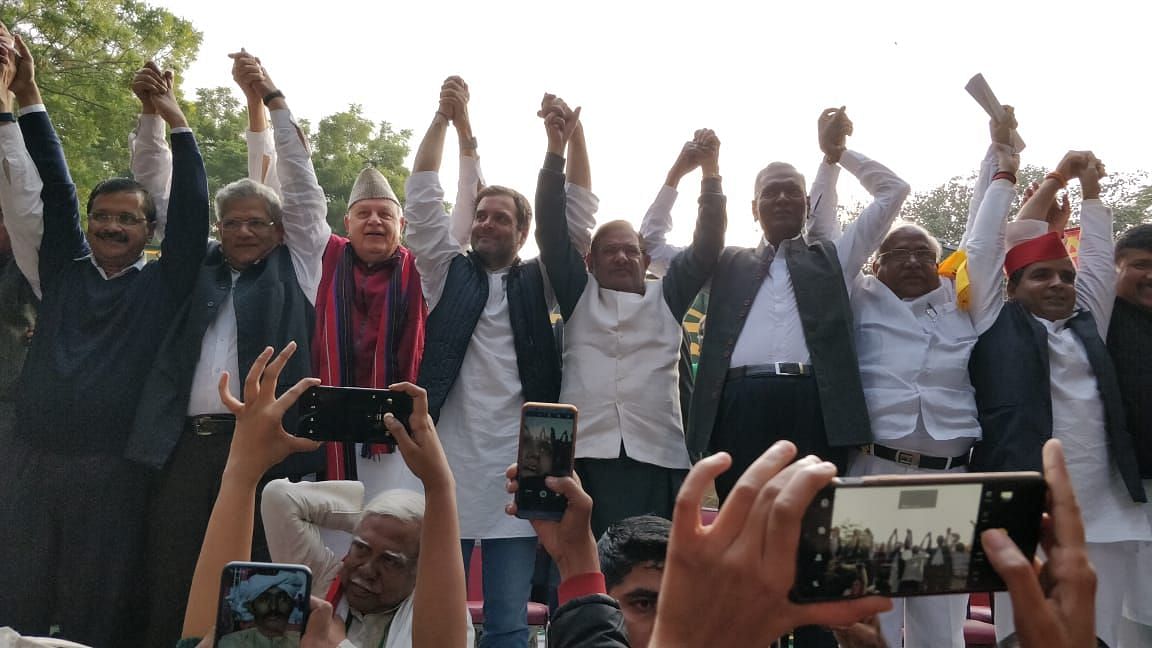 Political leaders, including Rahul Gandhi and Arvind Kejriwal, shared the stage at the Kisan March on Friday, 30 November.&nbsp;