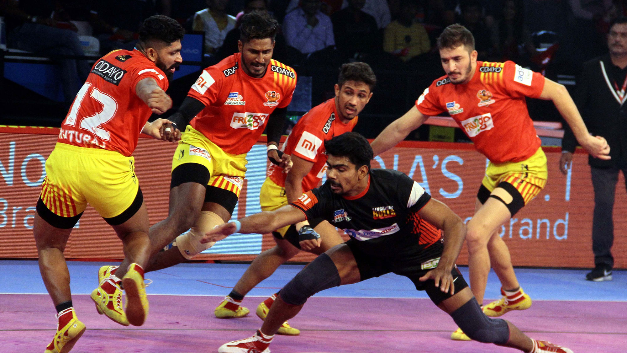 Gujarat Fortunegiants and Bengaluru Bulls played out a thrilling 30-30 tie in the Pro Kabaddi League.