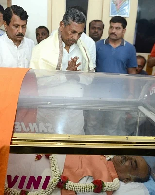 Bengaluru: Former Union Minister and Congress MP K.H. Muniyappa pays his last respects to Union Parliamentary Affairs Minister Ananth Kumar who passed away at a private hospital due to multiple organ failure, at his residence and home-office at Basavangudi in Bengaluru on Nov 12, 2018. (Photo: IANS)