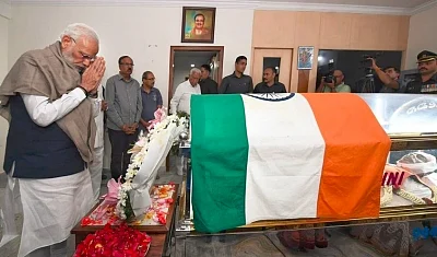 Bengaluru: Prime Minister Narendra Modi pays his last respects to Union Parliamentary Affairs Minister Ananth Kumar who passed away at a private hospital due to multiple organ failure, at his residence and home-office at Basavangudi in Bengaluru on Nov 12, 2018. (Photo: IANS)
