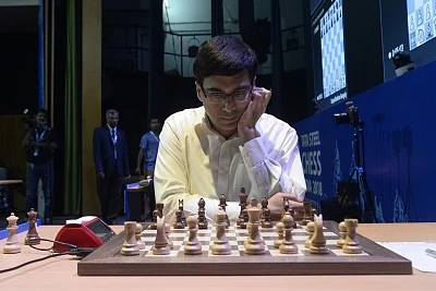 Kolkata: Indian chess Grandmaster Viswanathan Anand during the fourteen round of blitz chess at Tata Steel Chess India 2018 in Kolkata on Nov 14, 2018. (Photo: IANS)