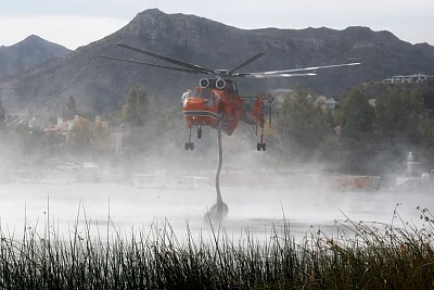 THOUSAND OAKS , Nov. 14, 2018 (Xinhua) -- A helicopter sucks water from a lake in Thousand Oaks, California of the United States, on Nov. 13, 2018. The fire in Southern California continued to destroy homes. (Xinhua/Qian Weizhong/IANS)
