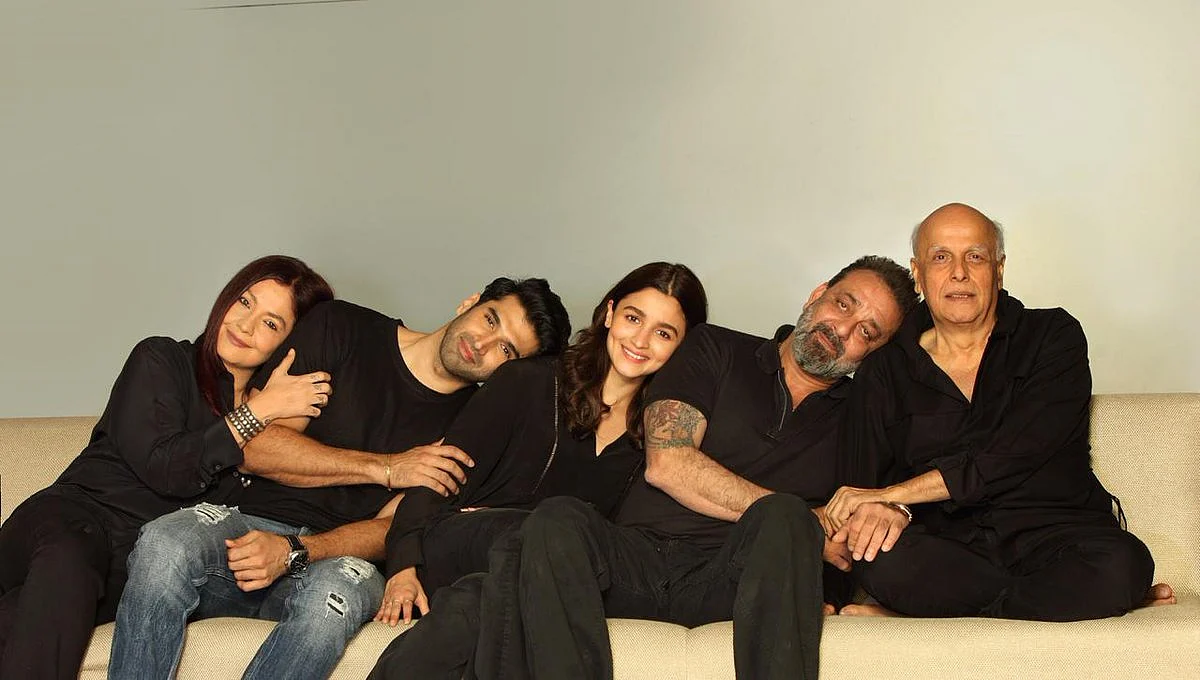 Pooja Bhatt, Aditya Roy Kapur, Alia Bhatt and Sanjay Dutt with Mahesh Bhatt.