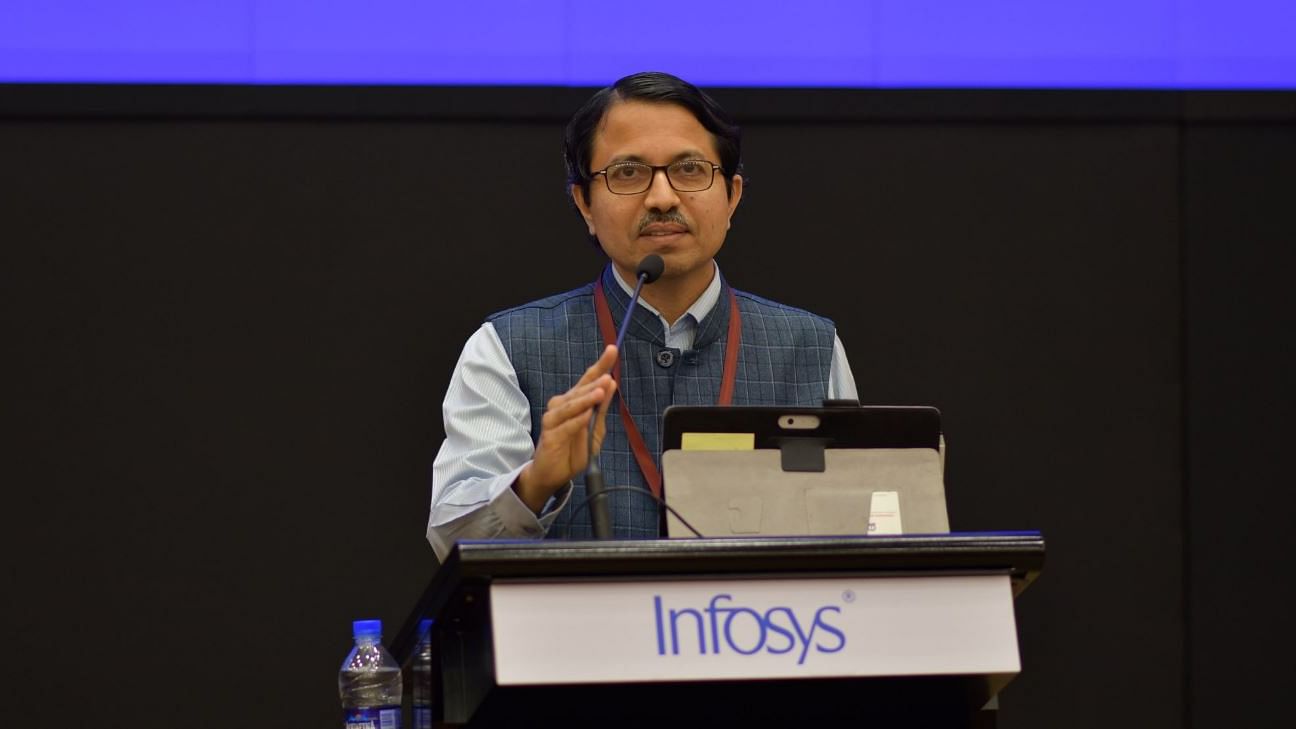 2018 laureate Navakanta Bhat giving a speech after receiving an award for Engineering and Computer Science category.