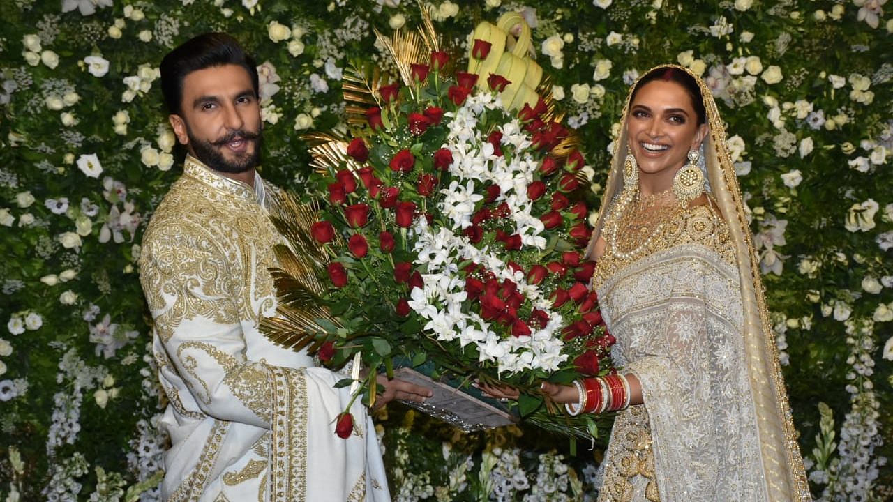 Ranveer and Deepika pose for the paps with a beautiful bouquet.