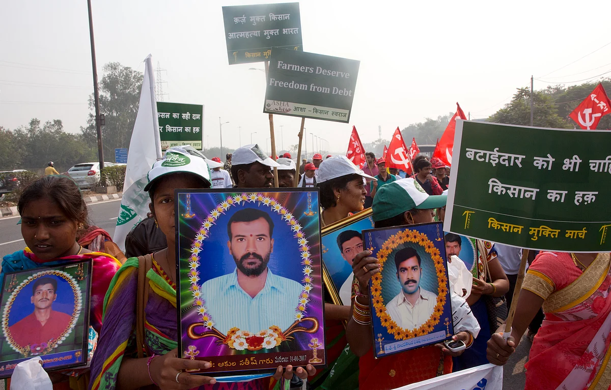 Govt Only Favours Industrialists: Rahul, Kejriwal at Kisan Rally