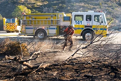 SIMI VALLEY, Nov. 13, 2018 (Xinhua) -- A firefighter cleans the remains of a tree destroyed by fire in Simi Valley, California, the United States on Nov. 12, 2018. The fire in Southern California continued to destroy homes. (Xinhua/Qian Weizhong/IANS)