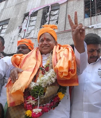 Hyderabad: BJP candidate from Khairtabad, Chinthala Ramachandra Reddy arrives to file his nomination for the upcoming Telangana Assembly elections in Hyderabad on Nov 14, 2018. (Photo: IANS)