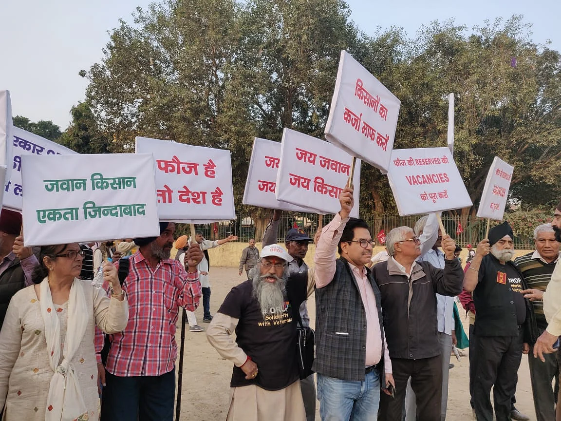 Govt Only Favours Industrialists: Rahul, Kejriwal at Kisan Rally