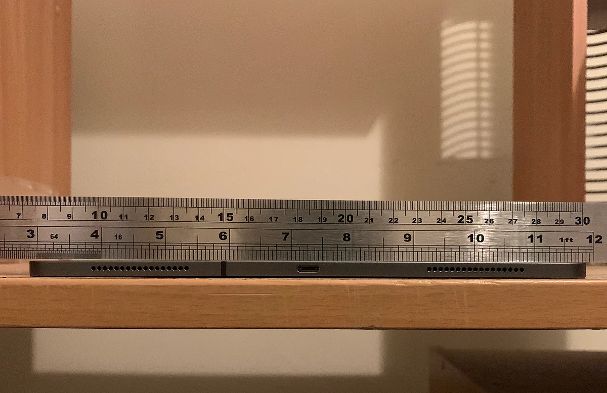 A user even showed, with a scale, that the iPad bends from the point the antenna starts.