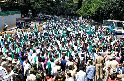 Bengaluru: Farmers from across Karnataka stage a demonstration seeking a loan waiver, higher price for sugarcane and relief aid for losses incurred due to drought in 17 districts across the state; in Bengaluru, on Nov 19, 2018. (Photo: IANS)