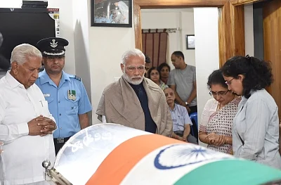 Bengaluru: Prime Minister Narendra Modi pays his last respects to Union Parliamentary Affairs Minister Ananth Kumar who passed away at a private hospital due to multiple organ failure, at his residence and home-office at Basavangudi in Bengaluru on Nov 12, 2018. (Photo: IANS)