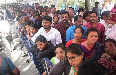 Bengaluru: People queue up to pay their last respects to Union Parliamentary Affairs Minister Ananth Kumar who passed away at a private hospital due to multiple organ failure, in Bengaluru on Nov 12, 2018. (Photo: IANS)