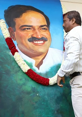 Bengaluru: A man garlands the portrait of Union Parliamentary Affairs Minister Ananth Kumar who passed away at a private hospital due to multiple organ failure; as he pays his last respects, in Bengaluru on Nov 12, 2018. (Photo: IANS)