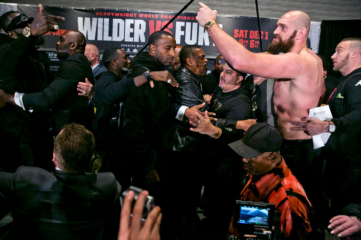 Deontay Wilder will try to defend his WBC title against Britain’s Tyson Fury (27-0, 19 KOs) tonight.