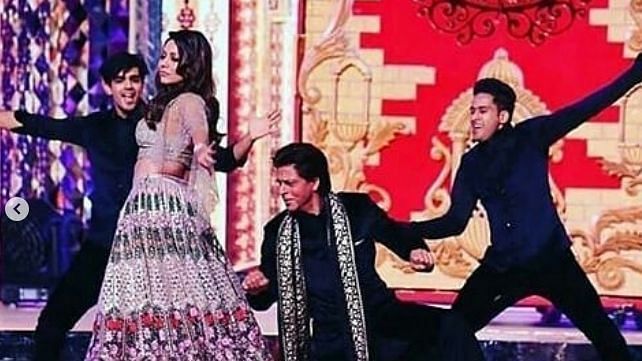 Aww Alert! The charmer SRK starts his performance after planting a cheek on wife, Gauri Khan’s cheek.