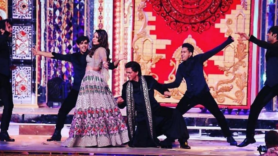 Shah Rukh Khan and Gauri Khan dancing to <i>Dilliwali Girlfriend.</i>