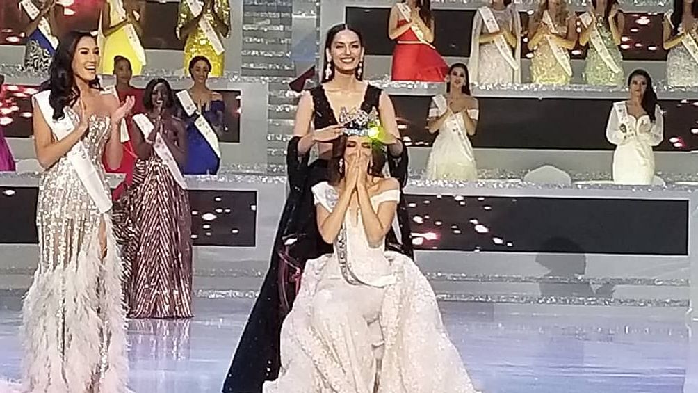Manushi Chhillar crowns Vanessa Ponce De Leon Miss World 2018.