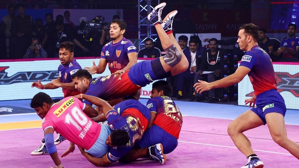 Jaipur Pink Panther (pink jersey) and Dabang Delhi played out a thrilling 37-37 tie in their Pro Kabaddi League season 6 clash at Jaipur.