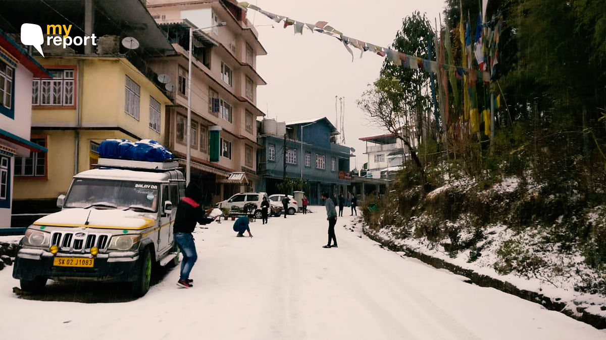 It’s Snowing in Darjeeling and Sikkim After 10 Years!