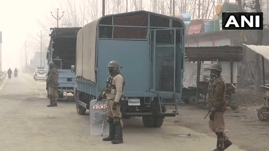 Five security personnel were injured in an encounter that broke out on Saturday, 8 December, between militants and security forces on the outskirts of Srinagar.