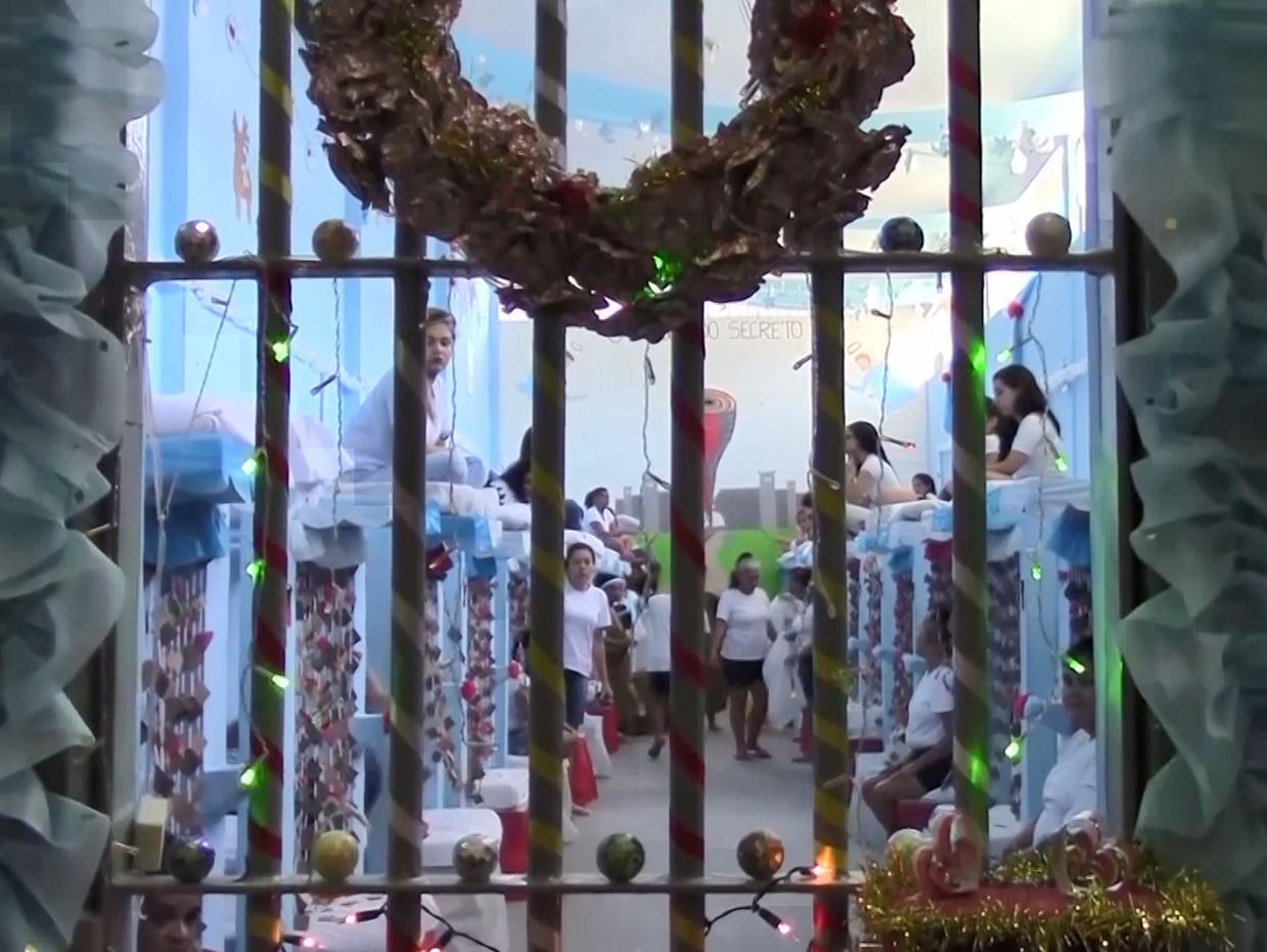 Hundreds of female inmates decorate the Brazil’s Hungaria Nelson to give it a festive makeover ahead of Christmas
