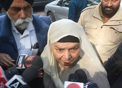New Delhi: Jagdish Kaur, one of the prime witnesses in the 1984 anti-Sikh riot case, talks to the media at the Delhi High Court, on Dec 17, 2018. The court on Monday held Sajjan Kumar and five others guilty in a 1984 anti-Sikh riot case and sentenced the Congress leader to imprisonment for the remainder of his natural life. The court asked Sajjan Kumar to surrender by December 31. (Photo: IANS)