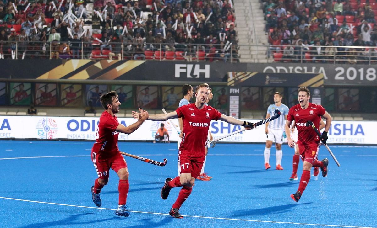 England stunned Olympic champions Argentina 3-2 to book their place in the semi-finals of the hockey World Cup.