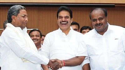Bengaluru: Karnataka Chief Minister and JD(S) leader HD Kumaraswamy with Congress leader and Co-ordination Committee Chairman Siddaramaiah during a joint press conference in Bengaluru on 1 June 2018.