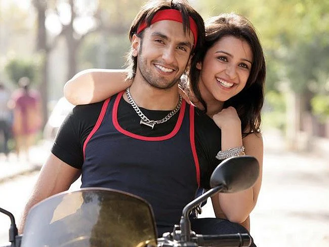 Parineeti Chopra with Ranveer Singh in a still from <i>Ladies vs Ricky Bahl</i>.