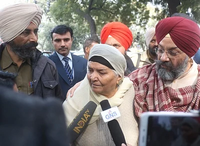 New Delhi: Jagdish Kaur, one of the prime witnesses in the 1984 anti-Sikh riot case, talks to the media at the Delhi High Court, on Dec 17, 2018. The court on Monday held Sajjan Kumar and five others guilty in a 1984 anti-Sikh riot case and sentenced the Congress leader to imprisonment for the remainder of his natural life. The court asked Sajjan Kumar to surrender by December 31. (Photo: IANS)