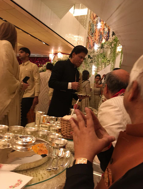 Shah Rukh Khan seen here serving food to guests at the wedding.