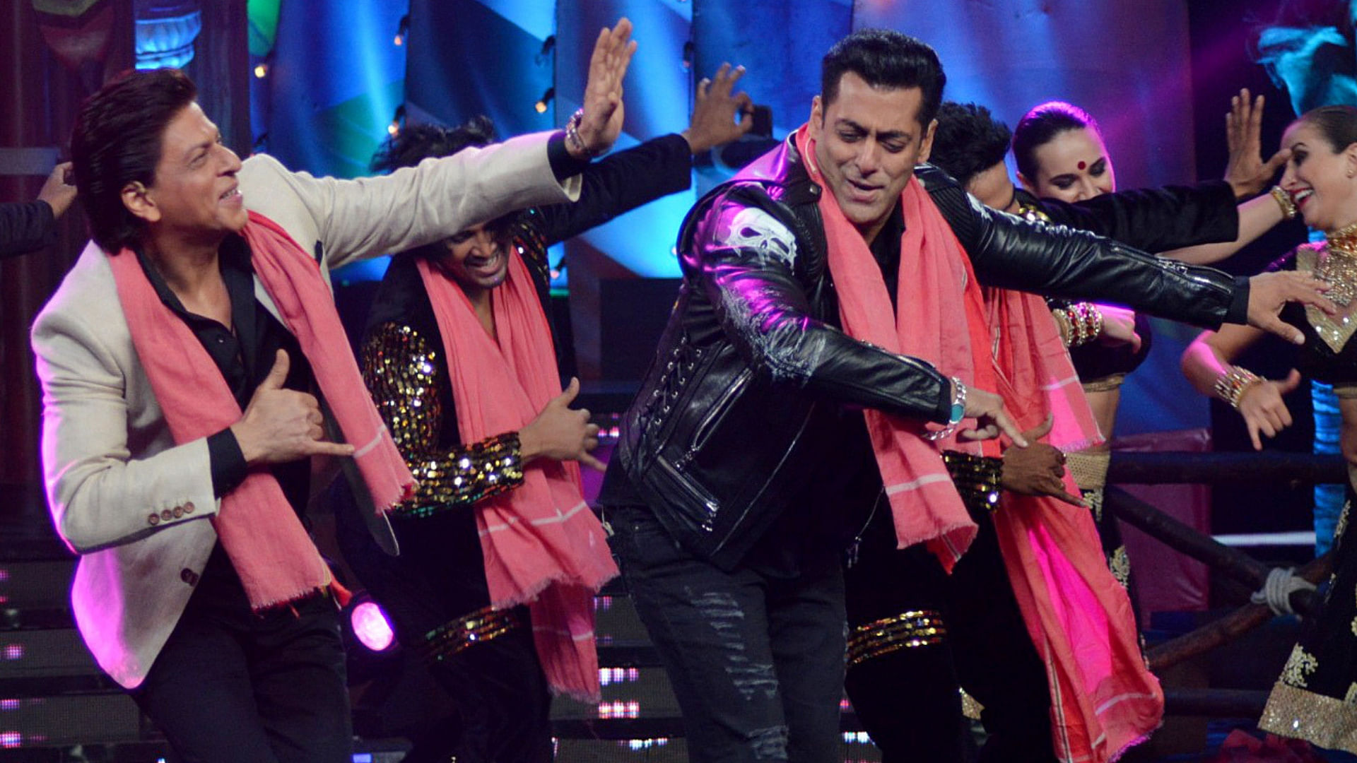 Shah Rukh and Salman dance together on the sets of <i>Bigg Boss</i>.