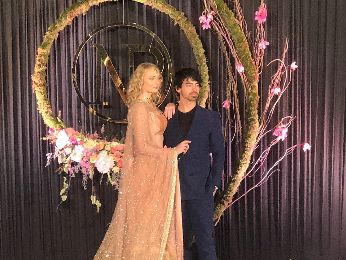 Joe Jonas and Sophie Turner pause for photo-ops.
