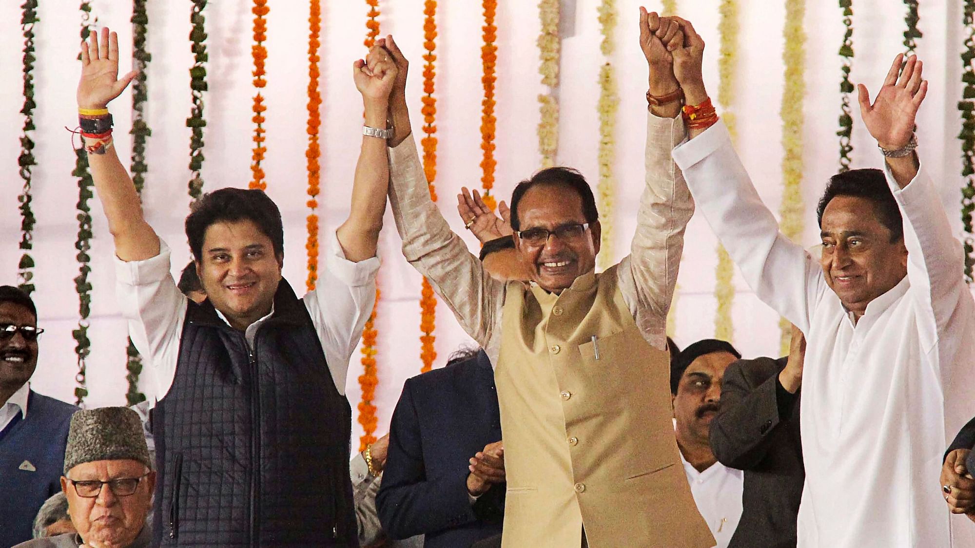  Newly sworn-in Madhya Pradesh Chief Minister Kamal Nath (R) with former chief minister Shivraj Singh Chouhan and Congress MP Jyotiraditya Scindia (L), during Nath’s swearing-in-ceremony, in Bhopal on 17 December 2018.&nbsp;
