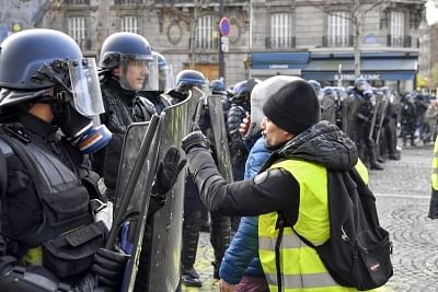 1,385 'yellow vest' protesters arrested across France